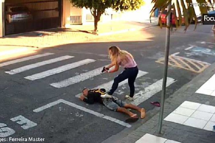 Jemput Anak Pulang Sekolah, Wanita Cantik ini Berhasil Tembak Mati Perampok Bersenjata Api
