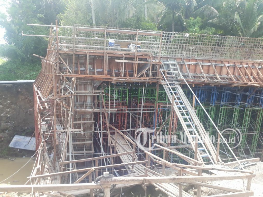 tempat-ambruknya-overpass-jalan-tol-manado-bitung-di-desa-tumaluntung_20180419_104252.jpg