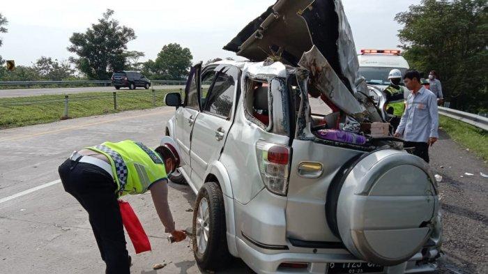 terios-tabrak-pembatas-jalan-di-cipali.jpg