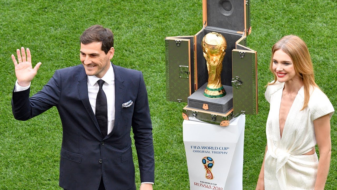 ternyata-supermodel-cantik-pembawa-trofi-piala-dunia-2018-punya-masa-lalu-menyedihkan_20180616_094509.jpg