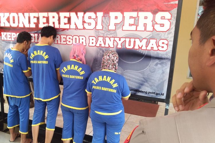 tersangka-dihadirkan-dalam-ungkap-kasus-penemuan-empat-33.jpg