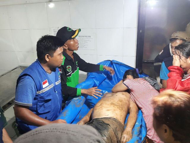 Warga Bailang Tertimbun Tanah Longsor: Keluarga Histeris Lihat Jenazah Sony