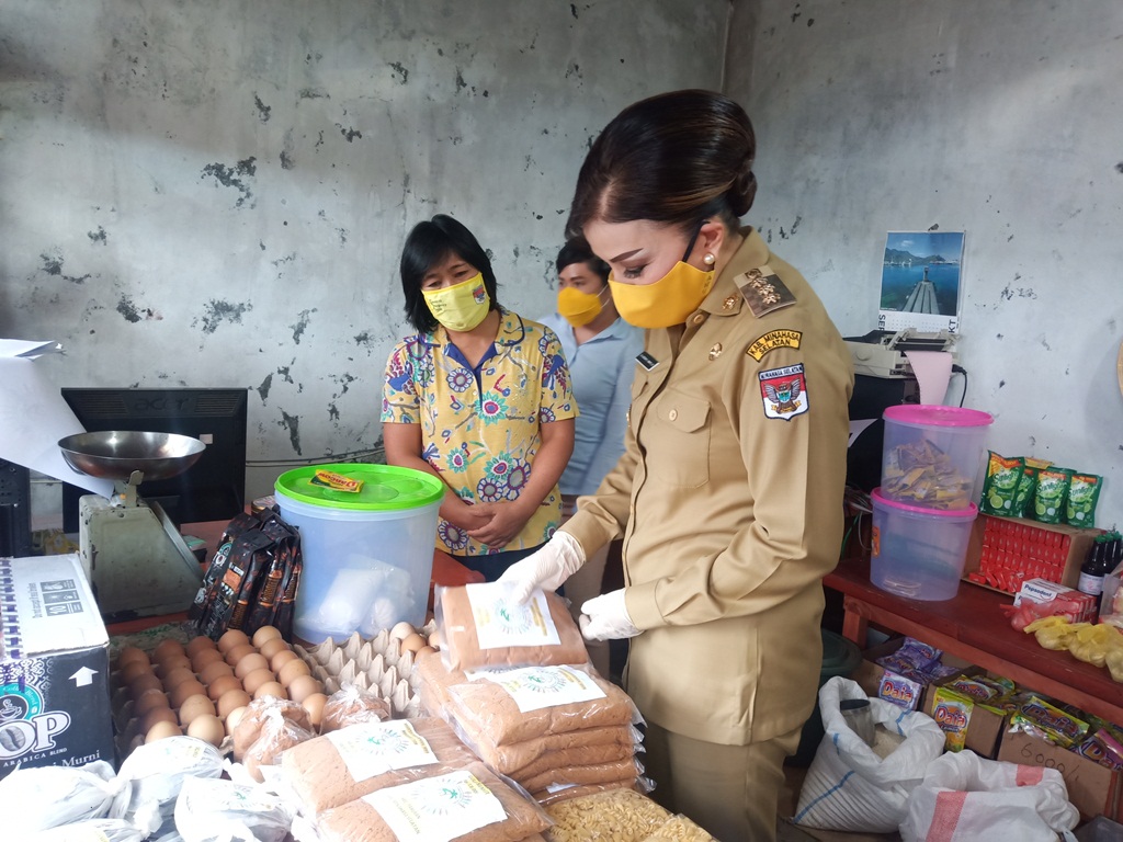 Tetty Paruntu Borong Gula Semut Desa Tumaluntung dan Dibagi-bagikan ke Warga