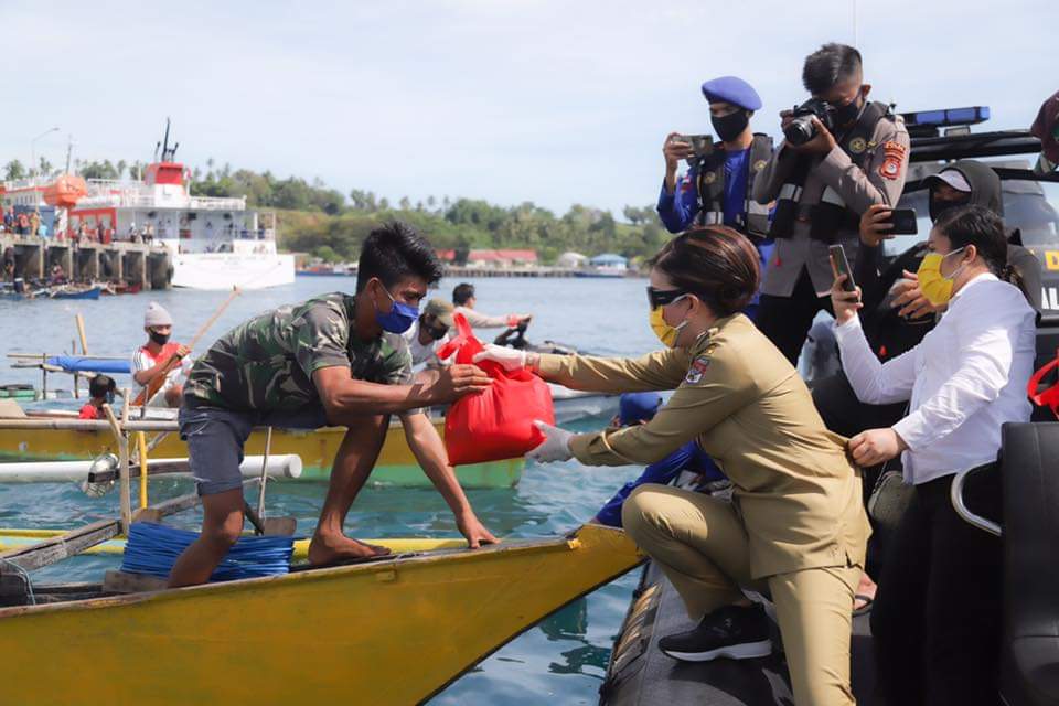 tetty-paruntu-dampingi-forkopimda-sulut-bagikan-bantuan.jpg