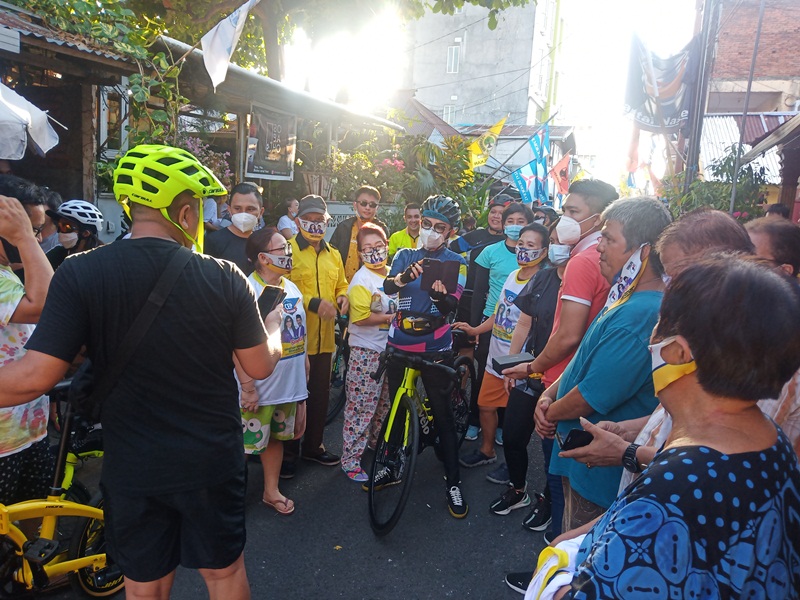 Bersepeda Keliling Manado, Tetty Paruntu 'Dicegat Emak-Emak' di Lorong Kampung Kakas