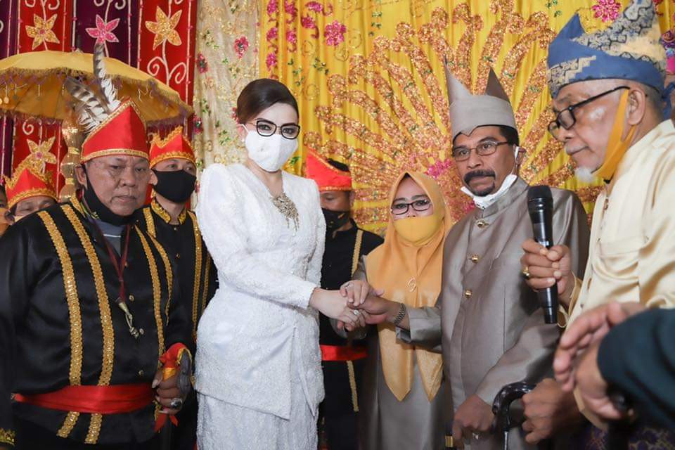 Tetty Paruntu Pinang Sehan Landjar, Prosesi Dua Adat Bersatu