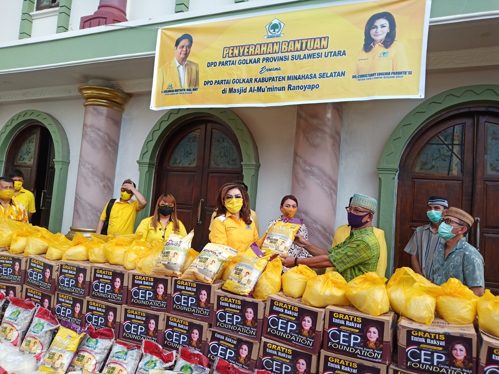 Ketua Golkar Sulut Bagikan Bantuan Sembako Bagi Warga Muslim di Amurang