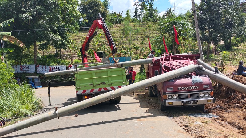 tiang-listrik-roboh-dan-menimpa-satu-dump-truk.jpg