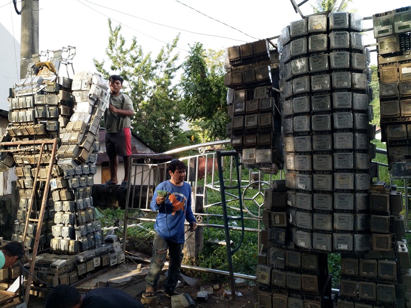 Bengkel Las Ini Membuat Patung Menyerupai Robot dari Meteran Listrik Bekas