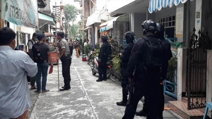 tim-densus-88-anti-teror-yang-menggeledah-rumah-terduga-teroris_20180516_175237.jpg