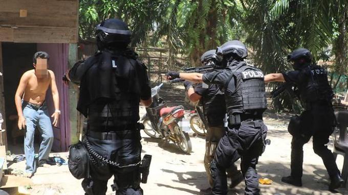 tim-densus-tangkap-terduga-teroris.jpg