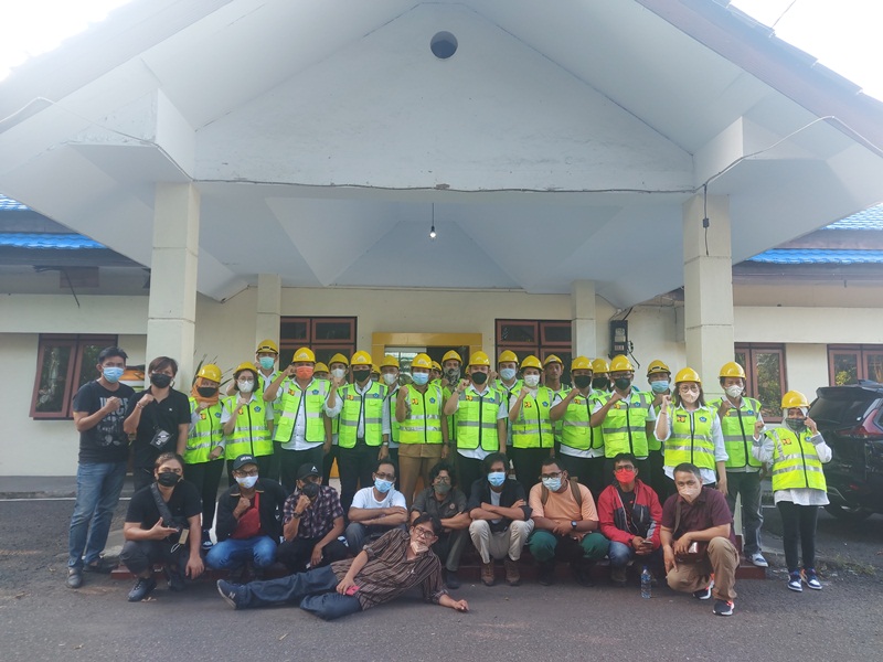 tim-helm-kuning-foto-bersama-dengan-kepala-dinas-pupr-kota-bitung-rudy-theno.jpg