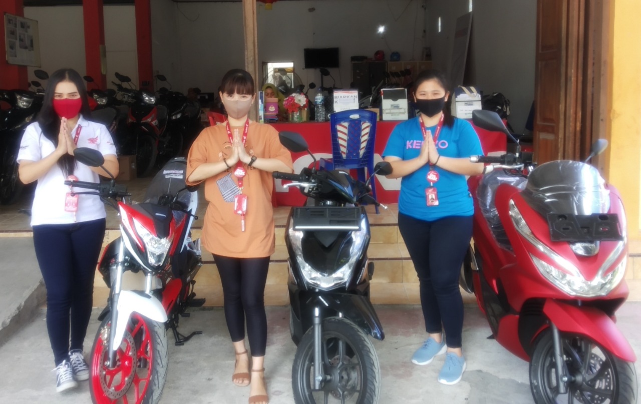 tim-marketing-berpose-di-depan-pos-tridjaya-motor-bolangitan-bolmut.jpg