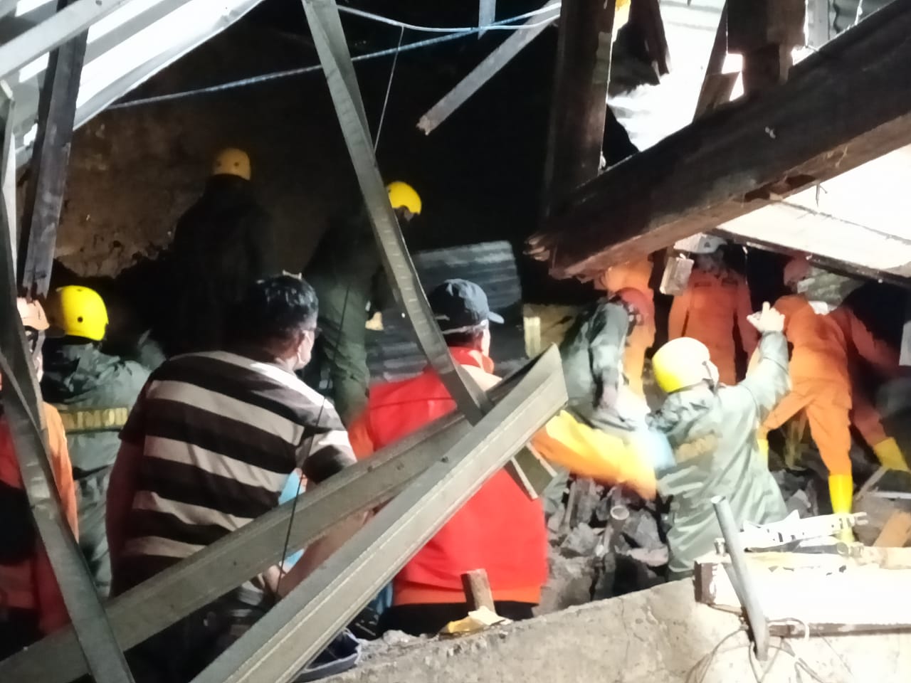 tim-sar-gabungan-sedang-melakukan-evakuasi-korban-tanah-longsor.jpg