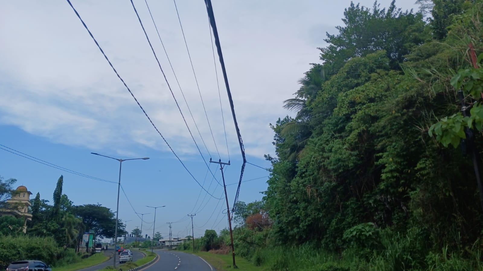 Warga Keluhkan Kabel Listrik Menjuntai di Ring Road II Manado