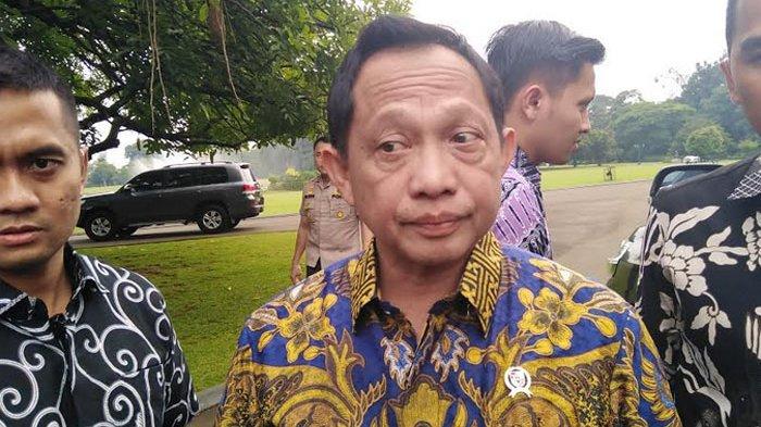 Menteri Sosial dan Tito Karnavian 'Disemprot' Emak-emak Saat Kunjungi Korban Banjir : Pinggir Sini
