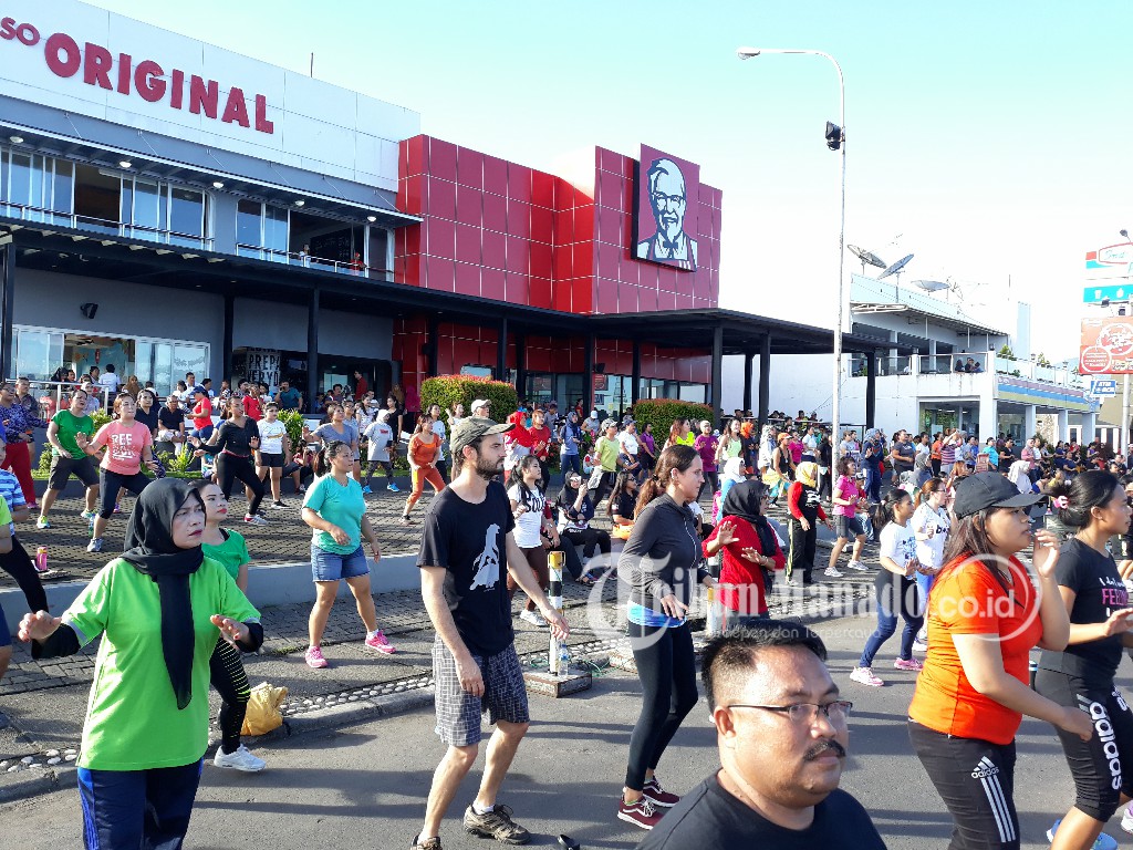 Turis Asing Ikut Goyang Zumba Bareng BKIPM Manado