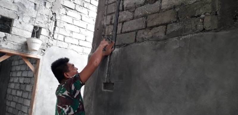 TMMD di Desa Rusoh, Kantor Bersama Tiga Pilar Desa Mulai Dipasang Atap dan Rangka Kelistrikan