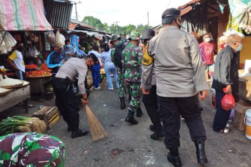 TNI dan Polri Lakukan Ini di Pasar Winenet