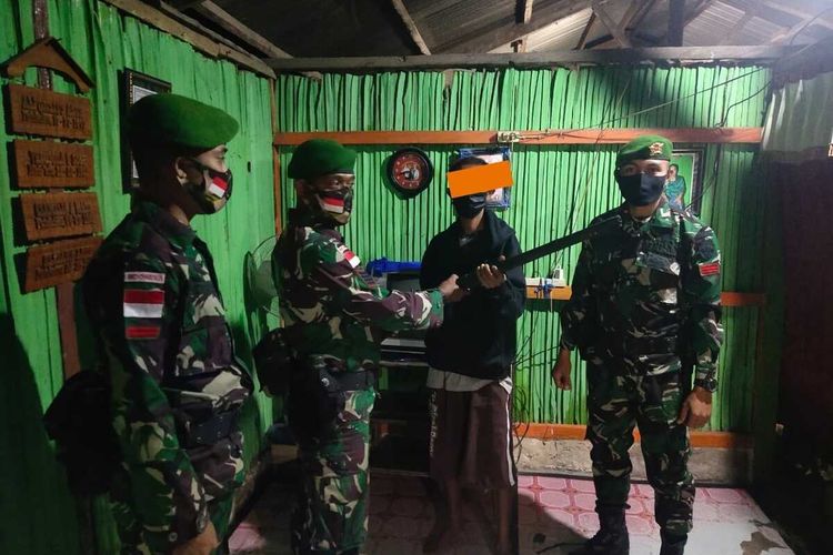 Merasa Dibantu TNI, Mantan Milisi Timor Timur Serahkan 2 Pucuk Senjata Api ke Satgas Pamtas