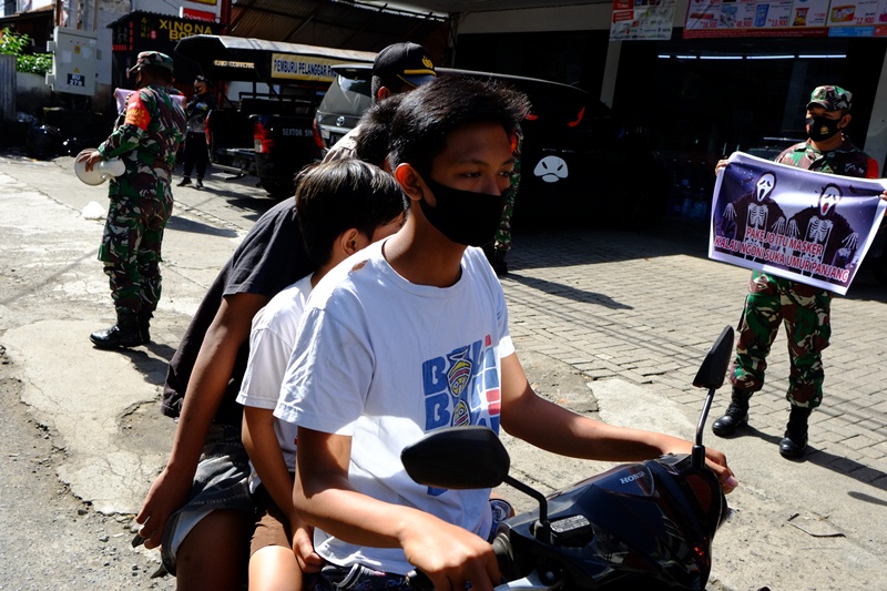 BREAKING NEWS: TNI-Polri Amankan 3 Remaja yang Melanggar Aturan Lalu Lintas dan Prokes