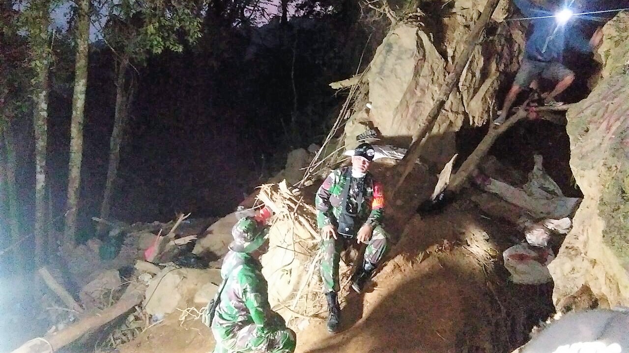 tni-terus-membantu-evakuasi-korban-longsor-di-bakan.jpg