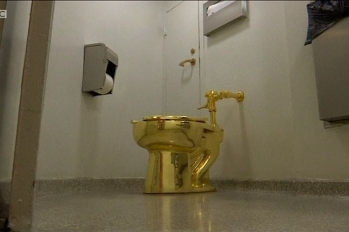 toilet-emas-di-inggris.jpg