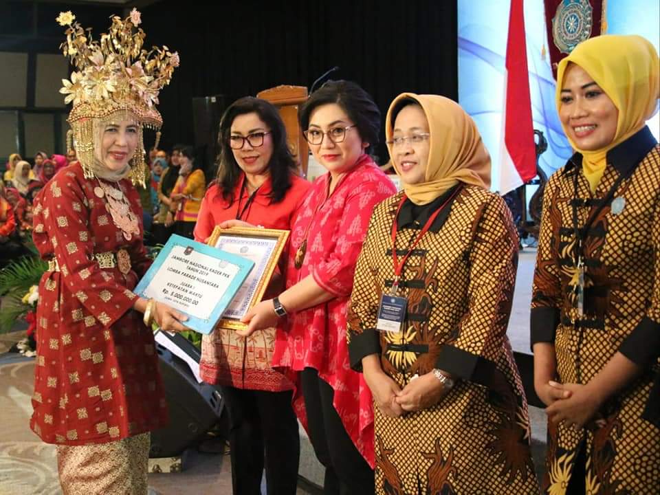 TP PKK Sulut Juara Lomba Parade Nusantara, Rita Tamuntuan dan Devi Tanos Bawa Pulang Hadiah