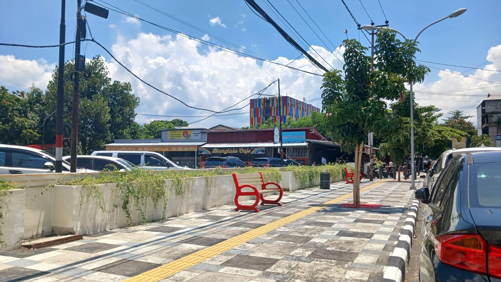 Warga Harap Pohon Peneduh Ditambah di Trotoar Kota Manado