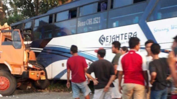 truk-menabrak-bus-sejahtera-di-tanjungmorawa.jpg