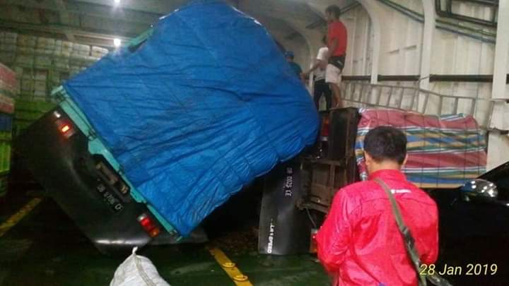 Akibat Gelombang Tinggi, 4 Truk di KMP Portlink Jurusan Ternate-Bitung Rusak