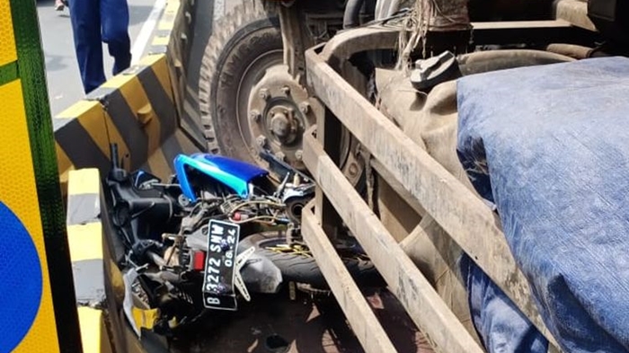 Kecelakaan Maut Tadi Pukul 13.00 WIB, Truk Serobot Jalur Transjakarta lalu Tabrak Motor, Satu Tewas
