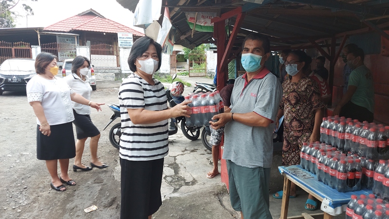 TP PKK Bitung Berikan Bantuan ke Tukang Ojek, Dudi Senang Dapat Minuman Soda Jelang Lebaran