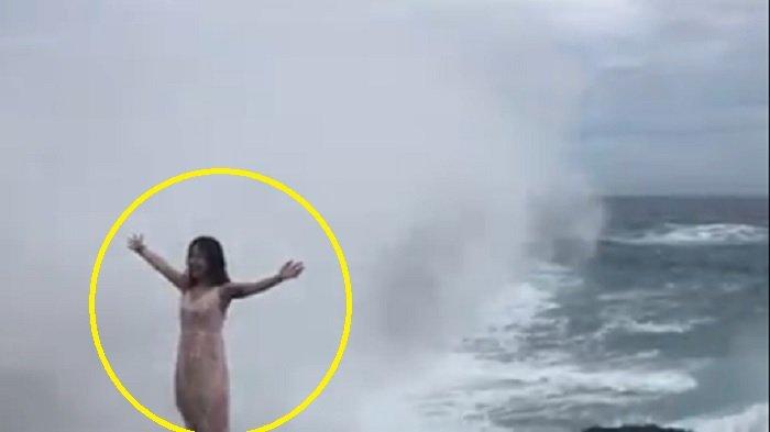 turis-wanita-yang-tergulung-ombak.jpg