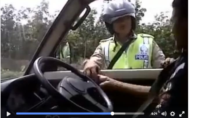 (VIDEO) Lagi! Tilang Berunjung Terima Uang, Oknum Polisi Dikecam Netizen! Itu Aparat Apa Keparat?