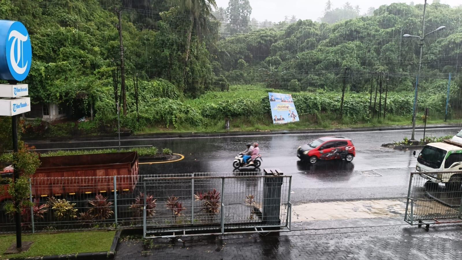 Kota Manado Sulut Diguyur Hujan Lebat, Banyak Pengendara Motor di Jalan AA Maramis Kairagi Berteduh