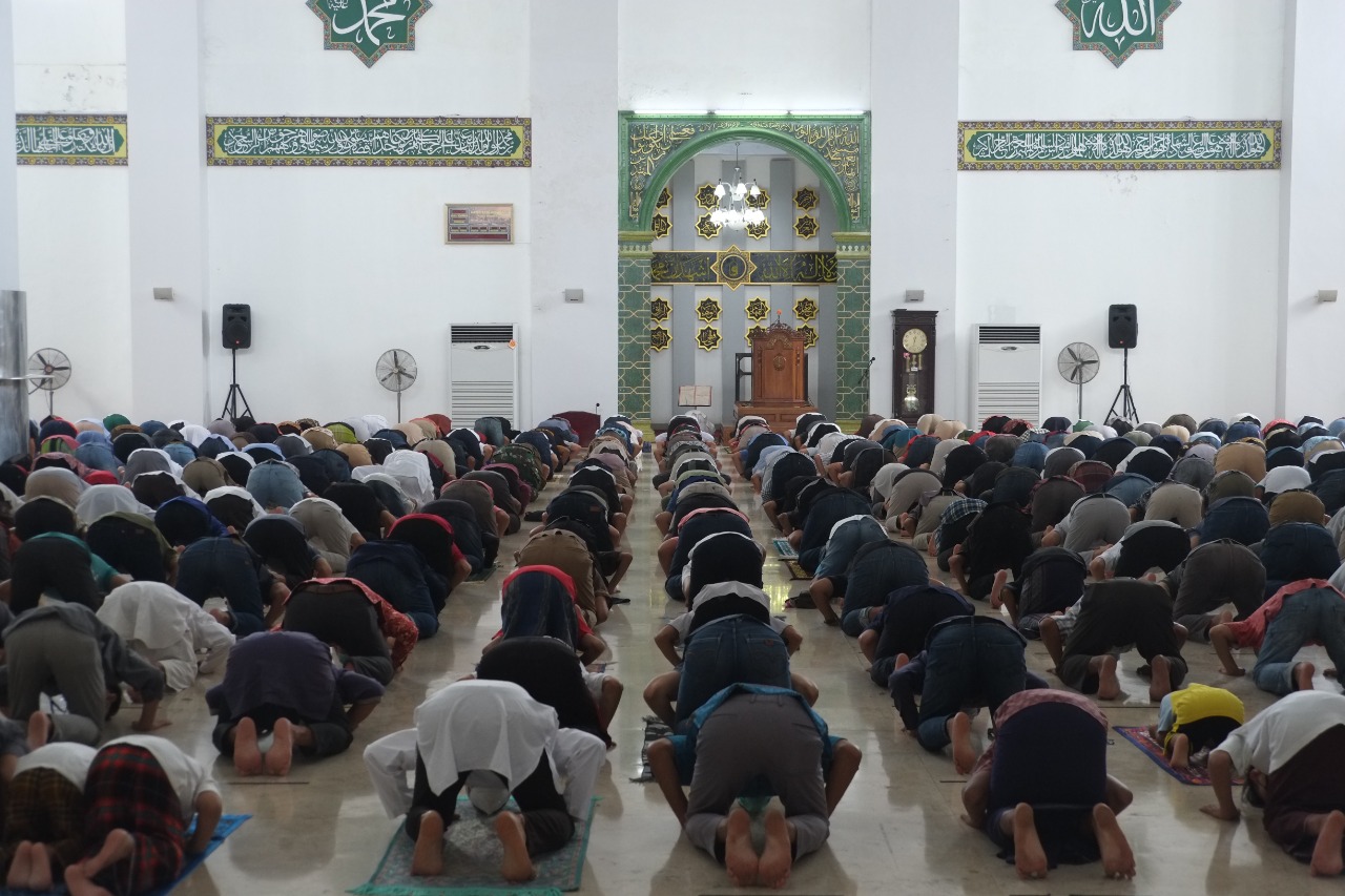 umat-muslim-melaksanakan-salat-jumat-di-masjid-raya-ahmad-yani-kota-manado1.jpg
