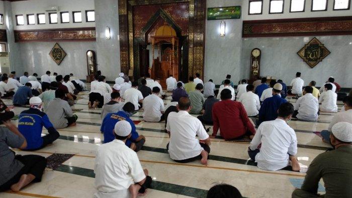 umat-muslim-menunaikan-salat-jumat-dengan-menerapkan-protokol-kesehatan-8754854.jpg