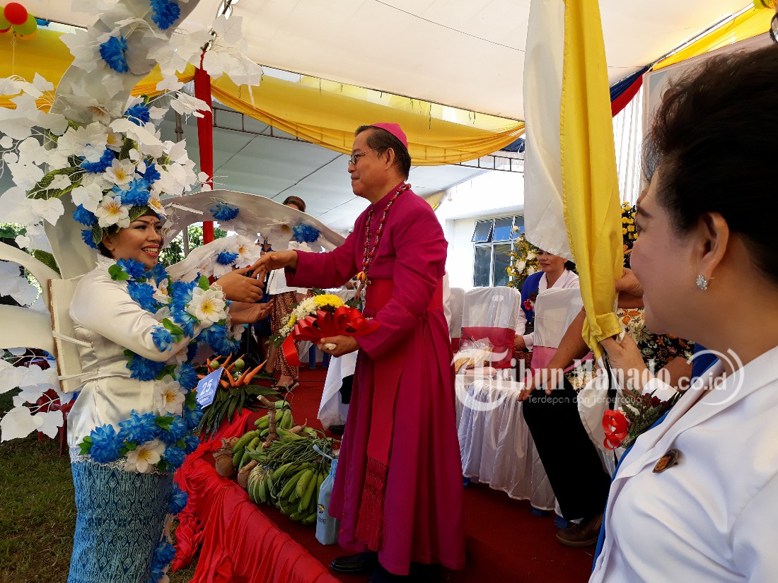 uskup-diberi-hadiah-oleh-peserta_20180630_221838.jpg