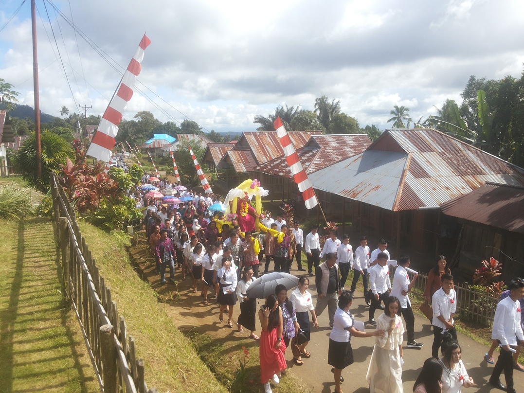 Uskup Disambut Meriah Dalam Kunjungannya ke Keroit, Raraatean, dan Raanan Lama