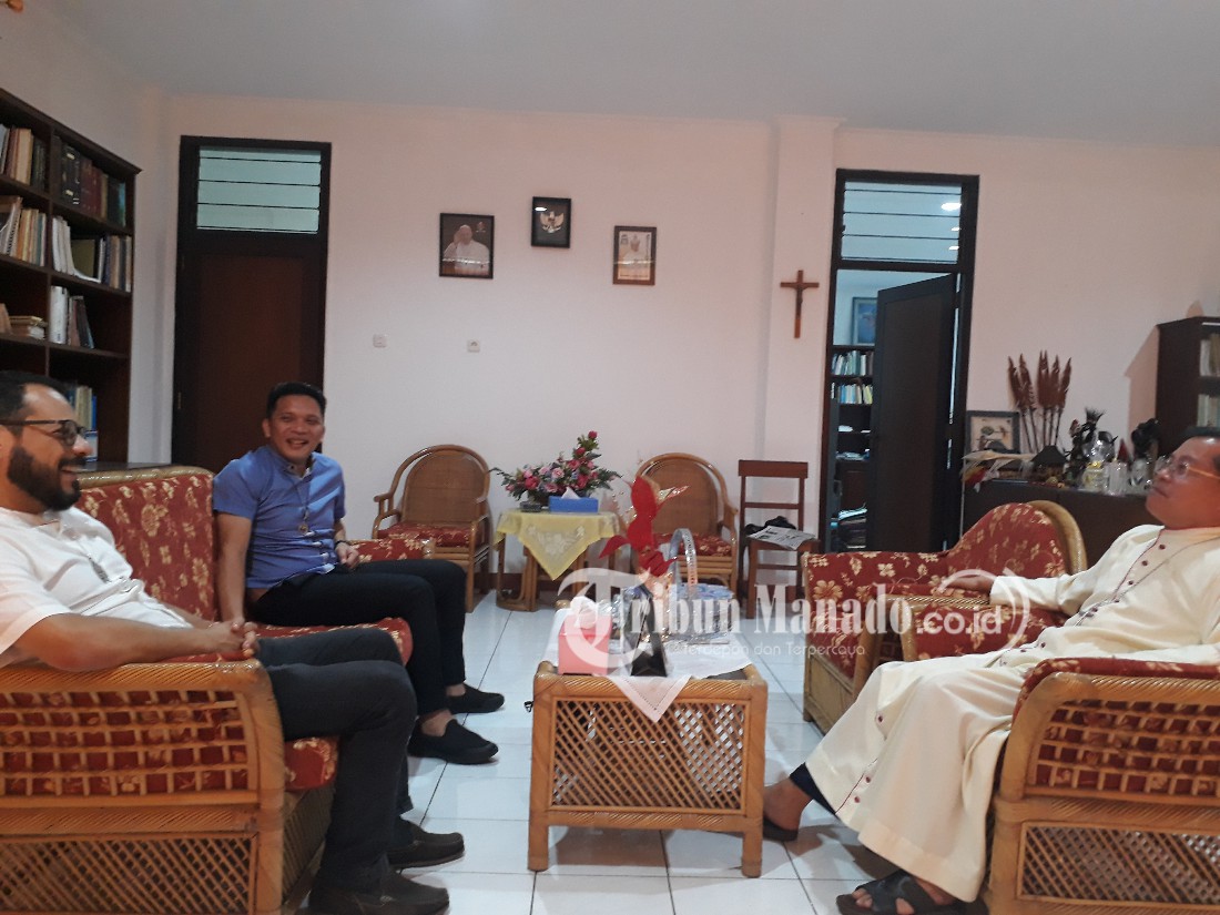 Asisten Pemimpin Umum MSC Mengunjungi Uskup Manado Rolly Untu
