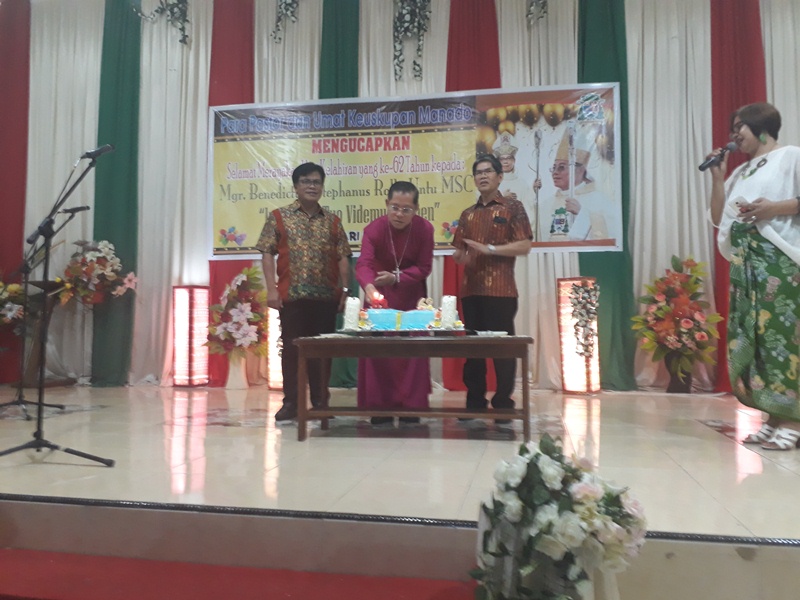 Gubernur Olly Dondokambey dan Hasyim Djojohadikusumo Ucapkan Selamat HUT Kepada Uskup Rolly