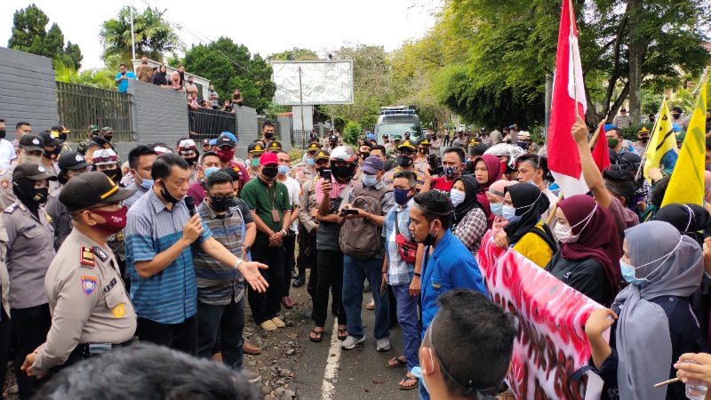 Hanya 2 Anggota DPRD Kotamobagu Hadapi Unjuk Rasa Mahasiswa