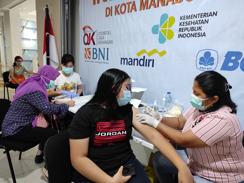 vaksinasi-covid-19-bagi-karyawan-bank-keluarga-dan-nasabah.jpg