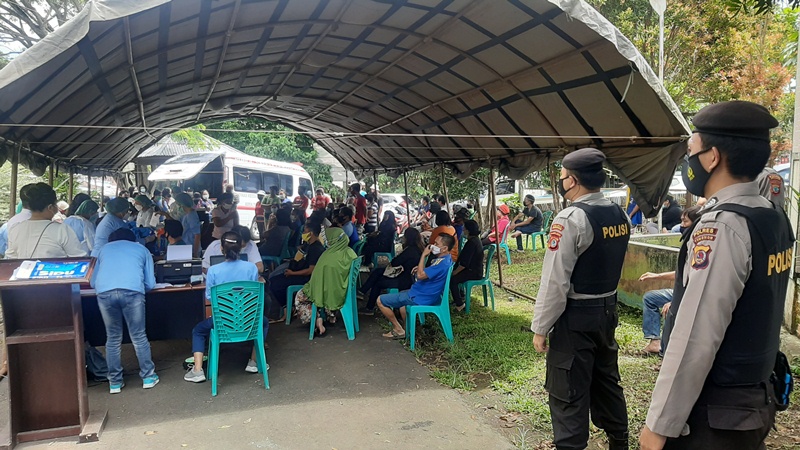 Minat Pedagang Tinggi, Vaksinasi Covid-19 di Kantor PD Pasar Tomohon Sempat Picu Kerumunan