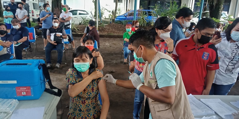 vaksinasi-covid-19-di-manado-10.jpg