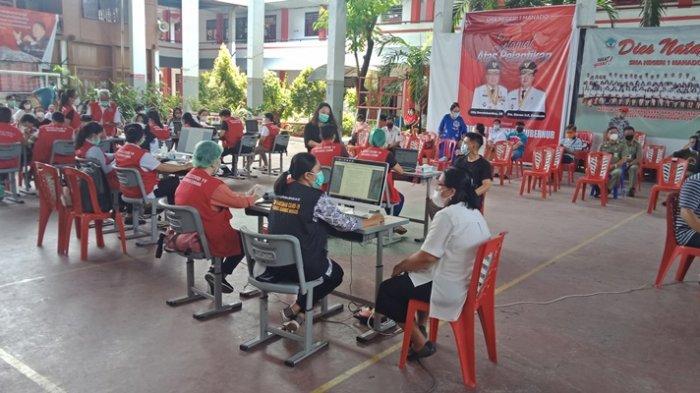 vaksinasi-covid-19-di-salah-satu-kota-di-manado.jpg