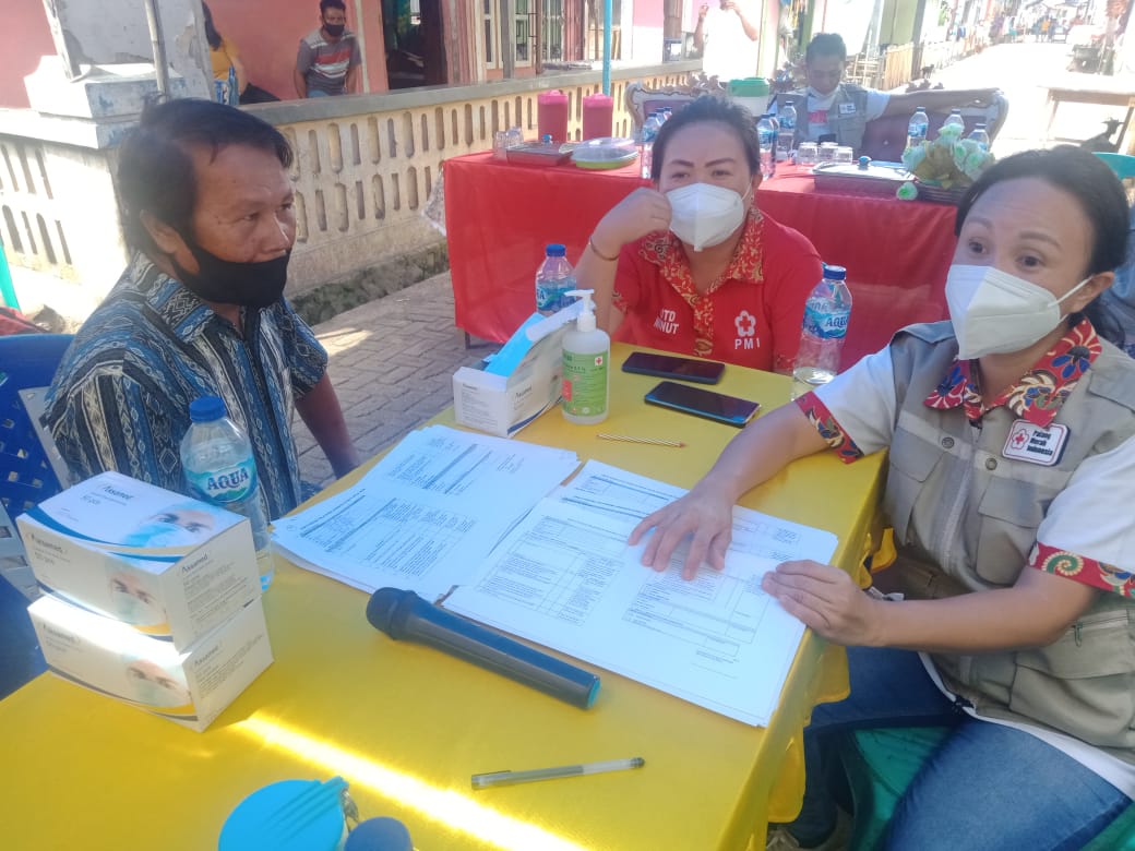 Vaksin Dinaikkan Rakit, Lansia Paling Semangat. PMI Minut Gelar Vaksinasi di Pulau Nain Minut