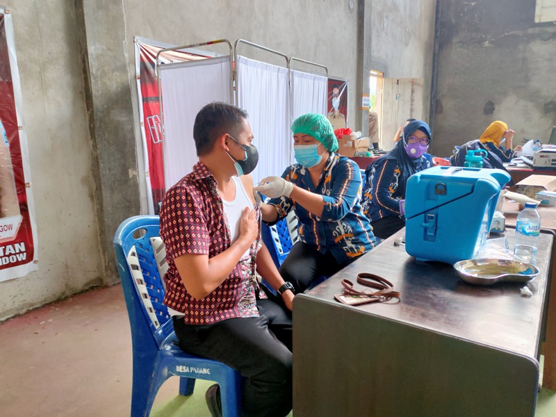 vaksinasi-yang-dilakukan-di-pemkab-bolmong-hddfh6587ghf.jpg