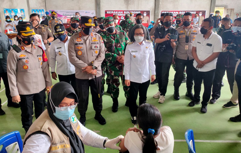 vaksinasi-yang-dilakukan-oleh-pemkab-bolmong.jpg